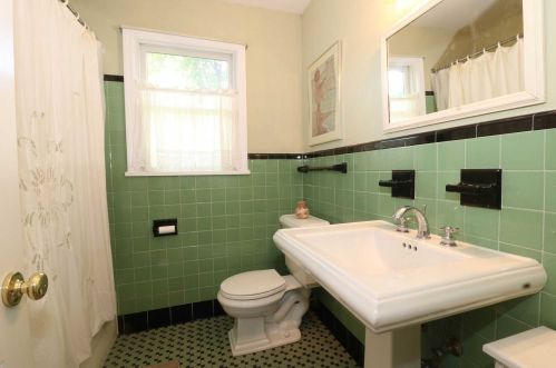 16 Gilbert Dr, Hyde Park NY  12538-2404 exterior