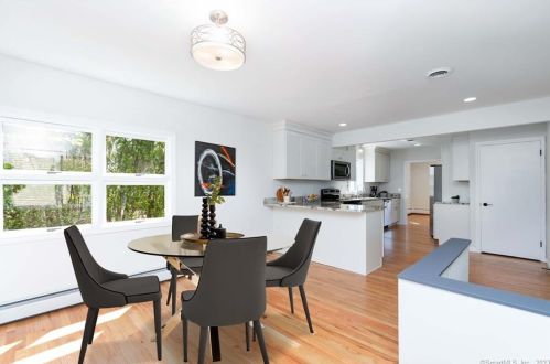 11 Bristol Rd, Windsor Locks CT  06096-2009 exterior