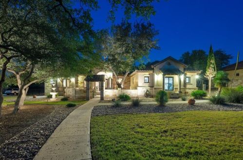 221 Gabriel Woods Dr, Georgetown, TX 78633-1862