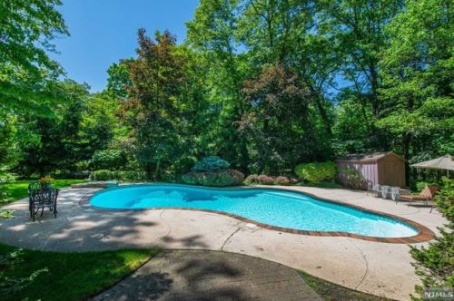 902 Briarwoods Rd, Franklin Lakes NJ  07417-1106 exterior