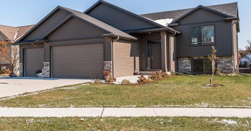 807 Champagne Ct, Pine Island, MN 55963-8108