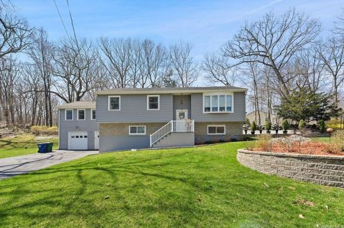 581 Wood Rd, Mahopac, NY 10541-3358