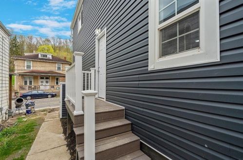 6630 Library Rd, Library, PA 15129-8565