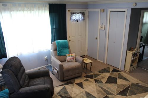 669 Monroe Ave, North Lindenhurst, NY 11757-2918