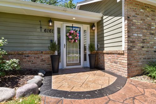 6161 Linnie Lac Dr, Waukesha, WI 53146-5413