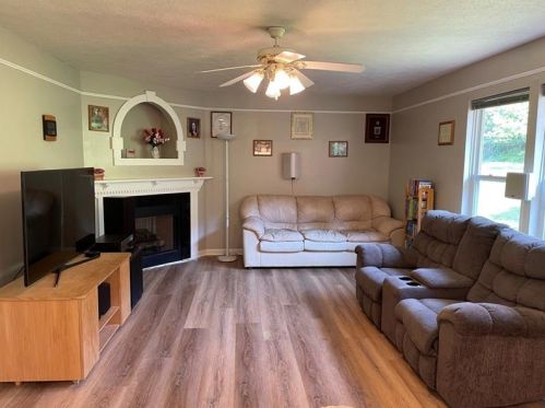 2049 Blossom Dr, Gibsonia, PA 15044-9293