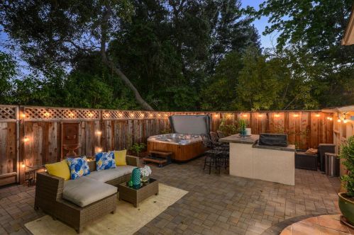 2110 Hanover St, Palo Alto CA  94306-1244 exterior