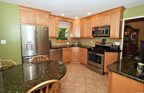 418 Walker St, Babylon NY  11704-3017 exterior