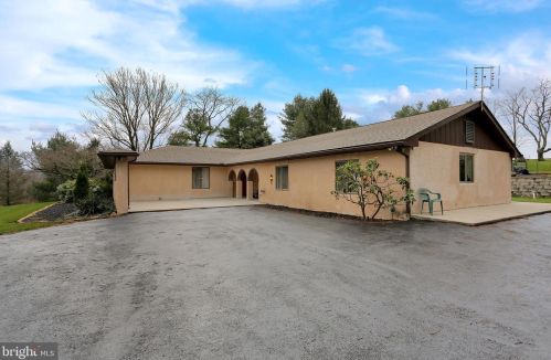 3088 Seisholtzville Rd, Macungie, PA 18062-8538