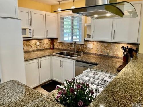 4988 Underwood Dr, Santa Rosa, CA 95409-3229