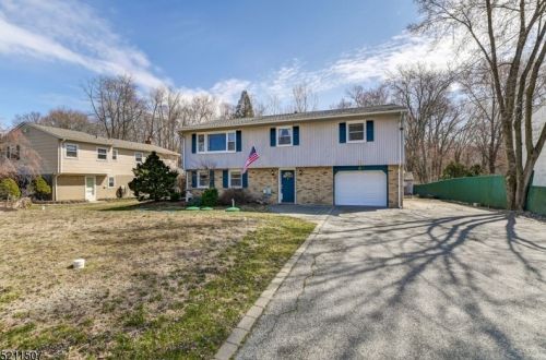 8 Glencross Rd, West Milford Lakes NJ  07480-2206 exterior
