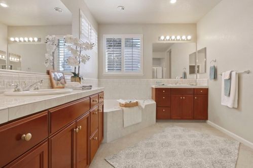 2044 Sugarbowl Way, Lodi CA  95242-4752 exterior