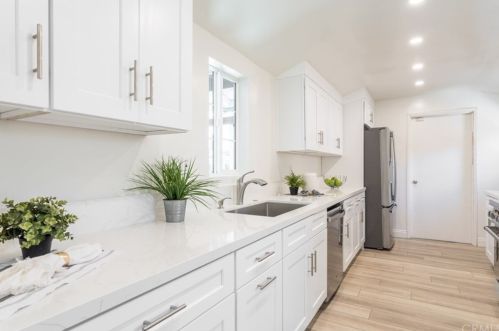 6930 Colbath Ave, Van Nuys CA  91405-4103 exterior