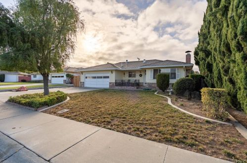 1341 Loma Vista Dr, Hollister, CA 95023-6209