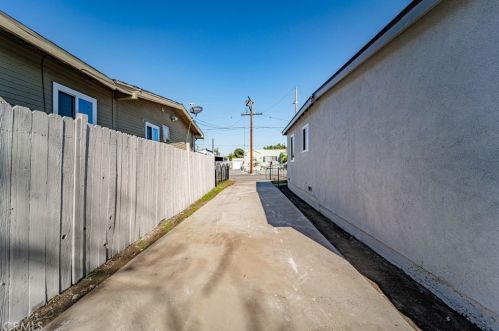 340 Elm St, Compton CA  90220-2113 exterior