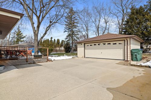 6006 Oakwood Ln, Greendale WI  53129-2527 exterior