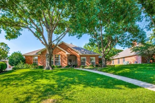 833 Lynhurst Ln, Denton, TX 76205-8027