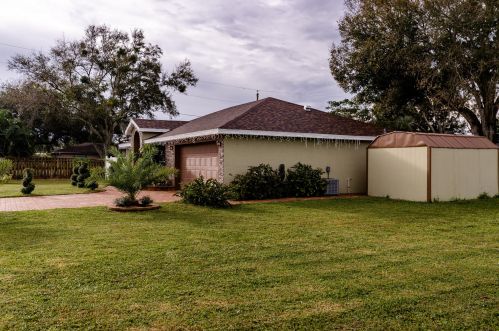 2075 4th Ave, Vero Beach FL  32962-7115 exterior