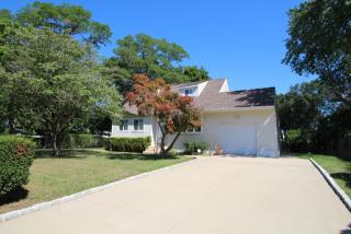 15 Stewart St, Bayshore, NY 11706-2711