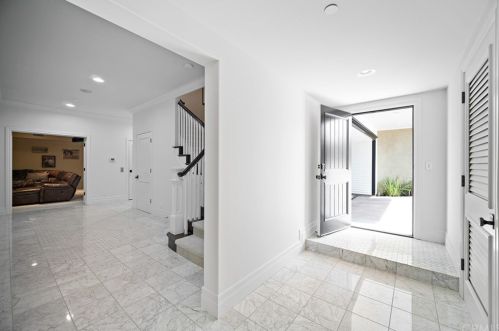 920 Kings Rd, Newport Beach CA  92663-5718 exterior