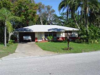 2325 Milford Cir, Sarasota, FL 34239-3924