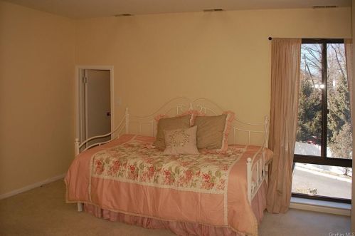 24 Rockhagen Rd, Thornwood NY  10594-2127 exterior