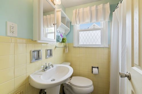 236 Maryland Dr, Glenshaw PA  15116-1724 exterior