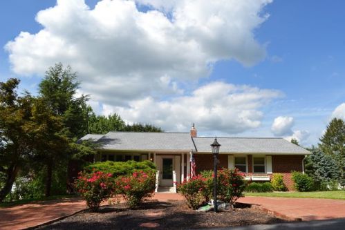 1055 Hamilton St, East Lewisburg, PA 17847-7651