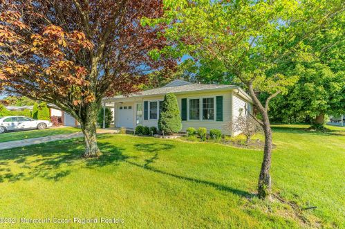 71 Yorkwood Dr, Bricktown, NJ 08723-7864