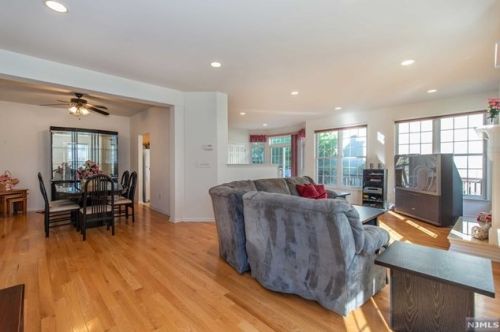 11 Rolling Vw Dr, West Paterson NJ  07424-2639 exterior