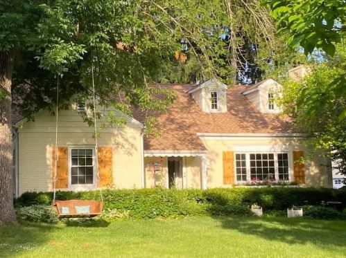 8020 Poplar Dr, Milwaukee, WI 53217-2921