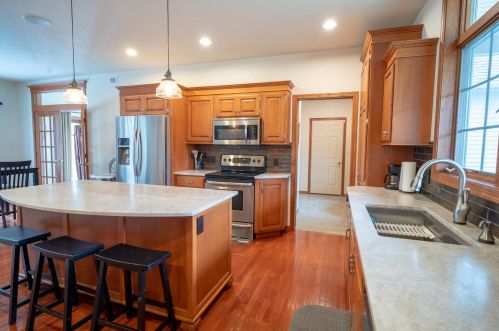 1300 Westbury Ct, Manitowoc WI  54220-8756 exterior