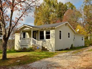 1409 Stanwood Ln, Hendersonville, NC 28739-6009