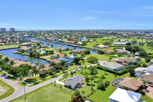 469 Hartley St, Marco Island FL  34145-2747 exterior