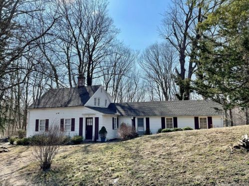 18 Sherman St, Sandy Hook, CT 06482-1315