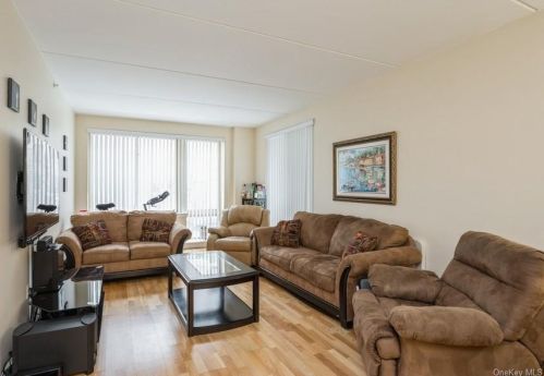 715 Fox St, Bronx, NY 10455-2076