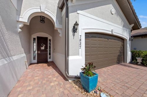 7827 Valencia Ct, Naples, FL 34113-3186