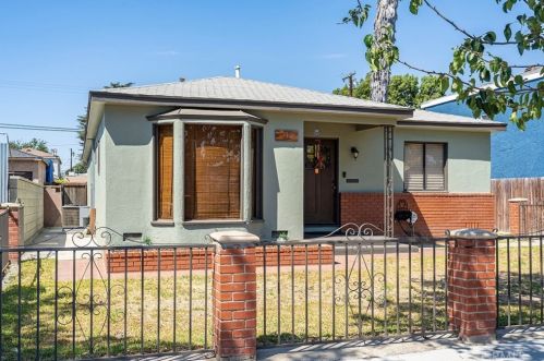 129 67th St, Long Beach, CA 90805-2001