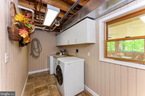 10085 Fox Hound Dr, Nokesville VA  20181-1431 exterior