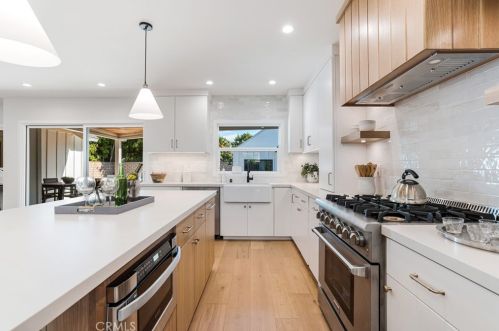 6464 Firmament Ave, Van Nuys CA  91406-6218 exterior