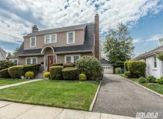 463 1st St, North Lindenhurst, NY 11757-4914