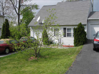 4 Larch Ct, Fishkill, NY 12524-2626