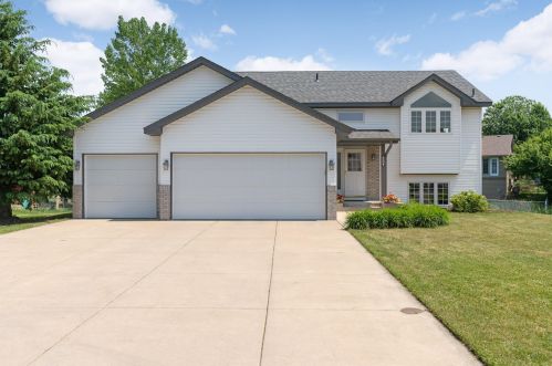 664 Lois Ln, Lino Lakes, MN 55014-5498
