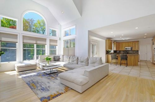 100 Stonewall Cir, White Plains NY  10604-1124 exterior