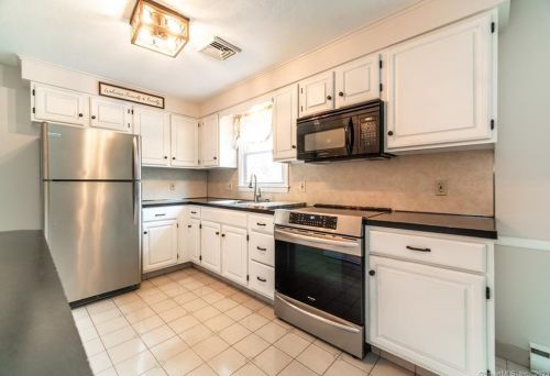 148 Dorothy Dr, Middletown CT  06457-5304 exterior