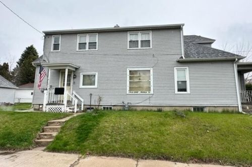 1622 Division St, Manitowoc, WI 54220-5628