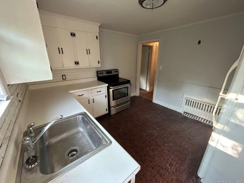 57 Jensen St, Manchester, CT 06042-3613