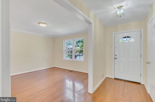 2827 Flagmaker Dr, Falls Church VA  22042-2204 exterior