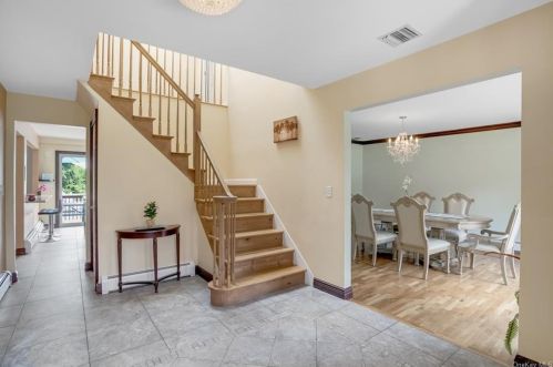 7 Hemlock Rd, West Nyack, NY 10994-1328