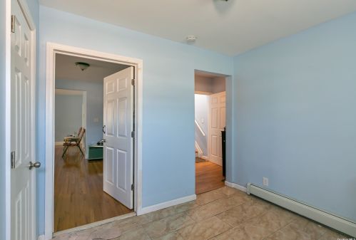 516 Oak St, Copiague, NY 11726-3218